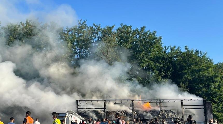 Sakarya'da feci kaza! TIR, TIR'a arkadan çarptı, sürücü yanarak can verdi