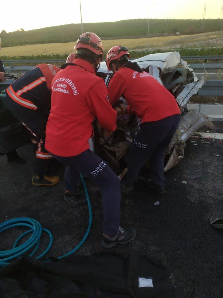 GÜNCELLEME - Balıkesir'deki trafik kazasında 5 kişi öldü, 2 kişi yaralandı