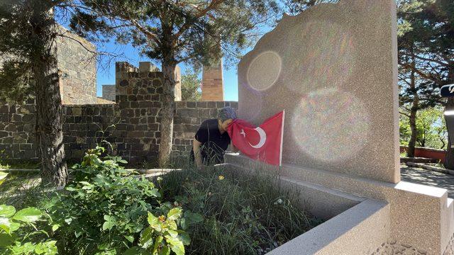 Azerbaycan'ın gazi kadın komutanı Nene Hatun'un kabrini ziyaret etti