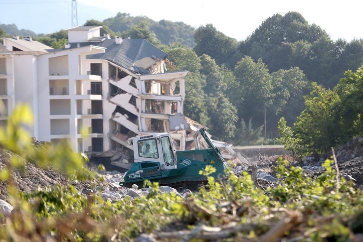 Düzce'de selden etkilenen dere yatakları ve köy yollarında çalışmalar sürüyor G2