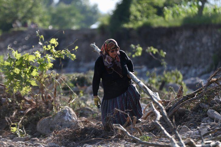 Düzce'de selden etkilenen dere yatakları ve köy yollarında çalışmalar sürüyor G5