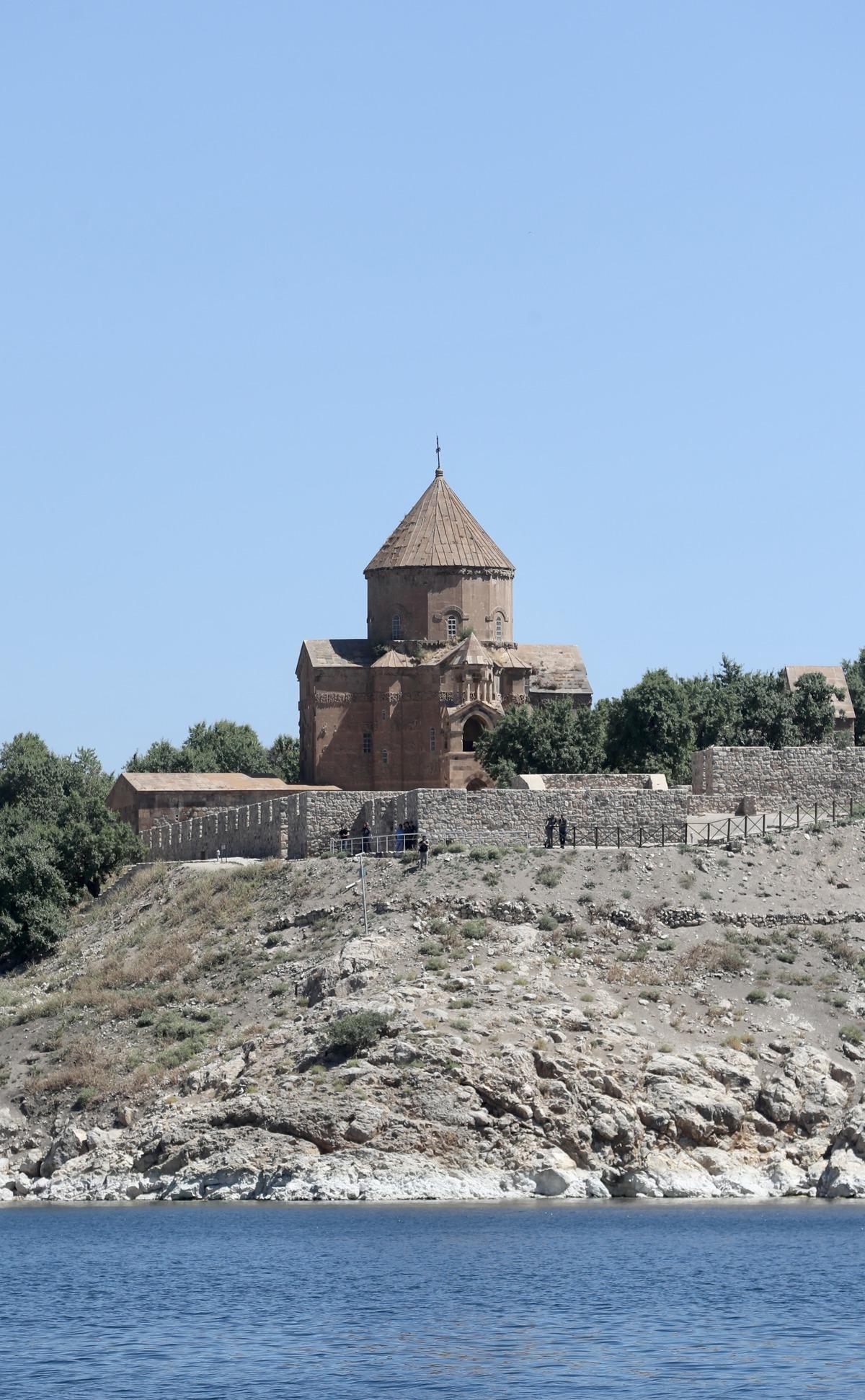 Bakan Varank, Van G&ouml;l&uuml;'ndeki Akdamar Adası'nı gezdi