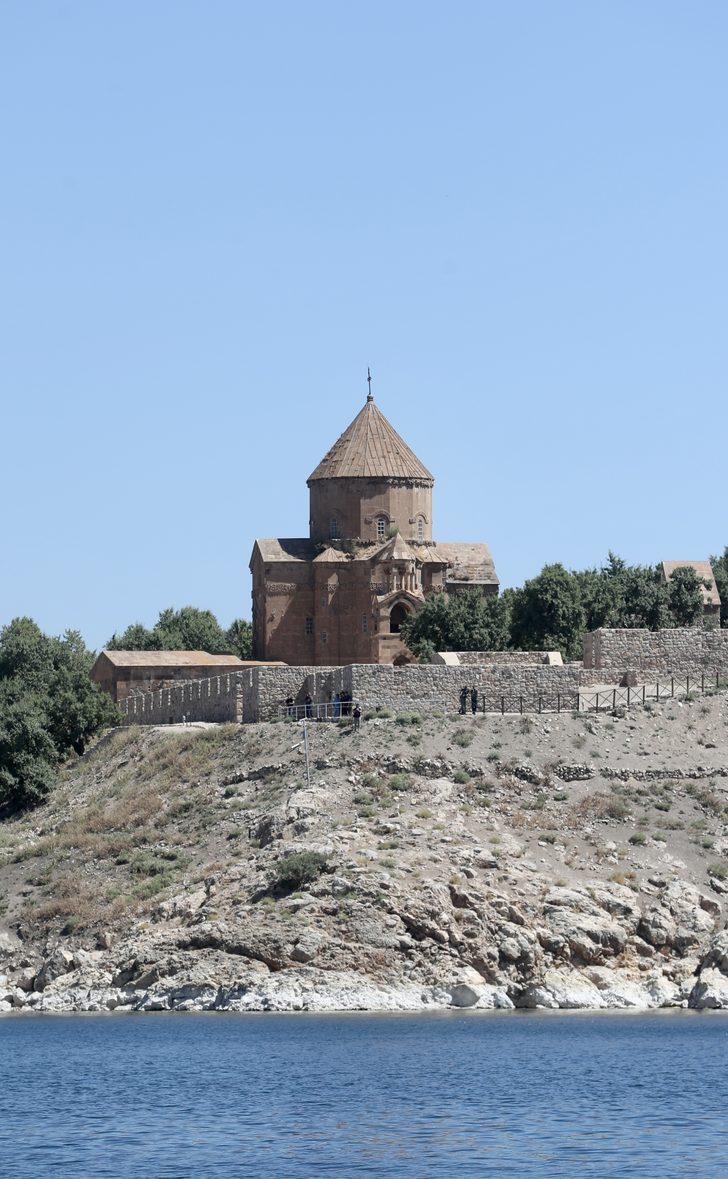 Bakan Varank, Van Gölü'ndeki Akdamar Adası'nı gezdi G1