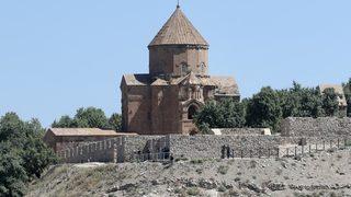 Bakan Varank, Van Gölü'ndeki Akdamar Adası'nı gezdi