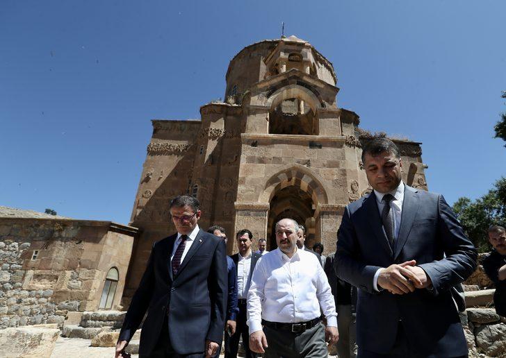 Bakan Varank, Van Gölü'ndeki Akdamar Adası'nı gezdi G3