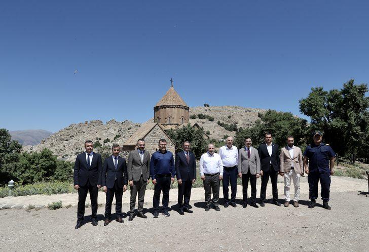 Bakan Varank, Van Gölü'ndeki Akdamar Adası'nı gezdi G4