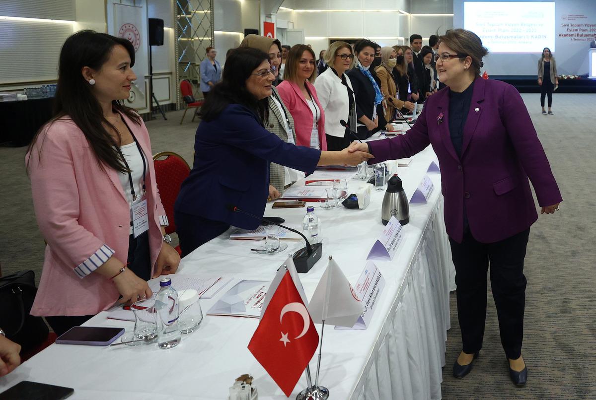 Aile ve Sosyal Hizmetler Bakanı Yanık, "1. Akademi Buluşmaları"nda konuştu: