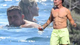 Mustafa Sandal eşi Melis Sütşurup tatilde! Kaslarıyla şov yaptı