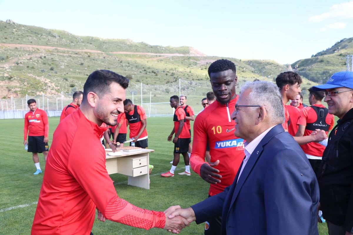 Kayseri B&uuml;y&uuml;kşehir Belediye Başkanı B&uuml;y&uuml;kkılı&ccedil;, Kayserispor'un antrenmanını izledi