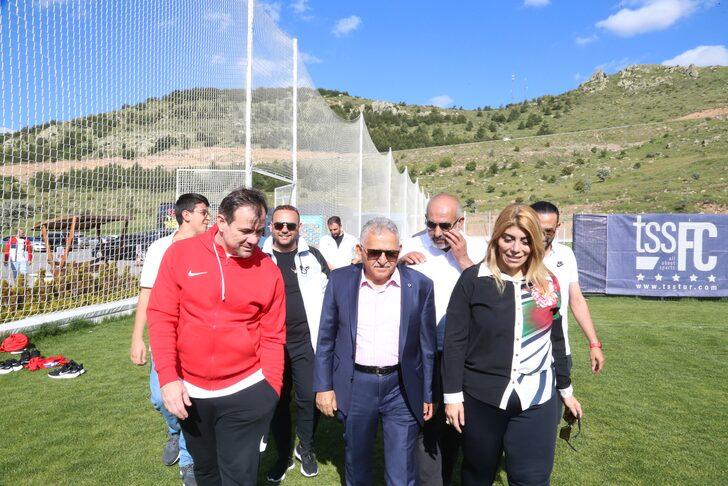 Kayseri Büyükşehir Belediye Başkanı Büyükkılıç, Kayserispor'un antrenmanını izledi G2