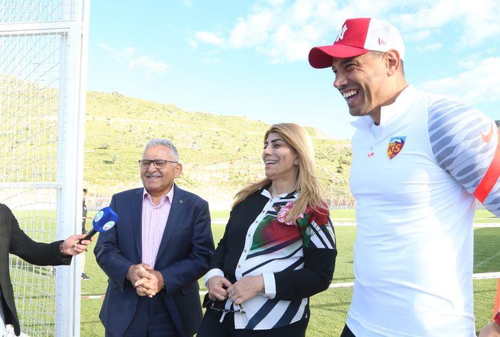 Kayseri Büyükşehir Belediye Başkanı Büyükkılıç, Kayserispor'un antrenmanını izledi G3