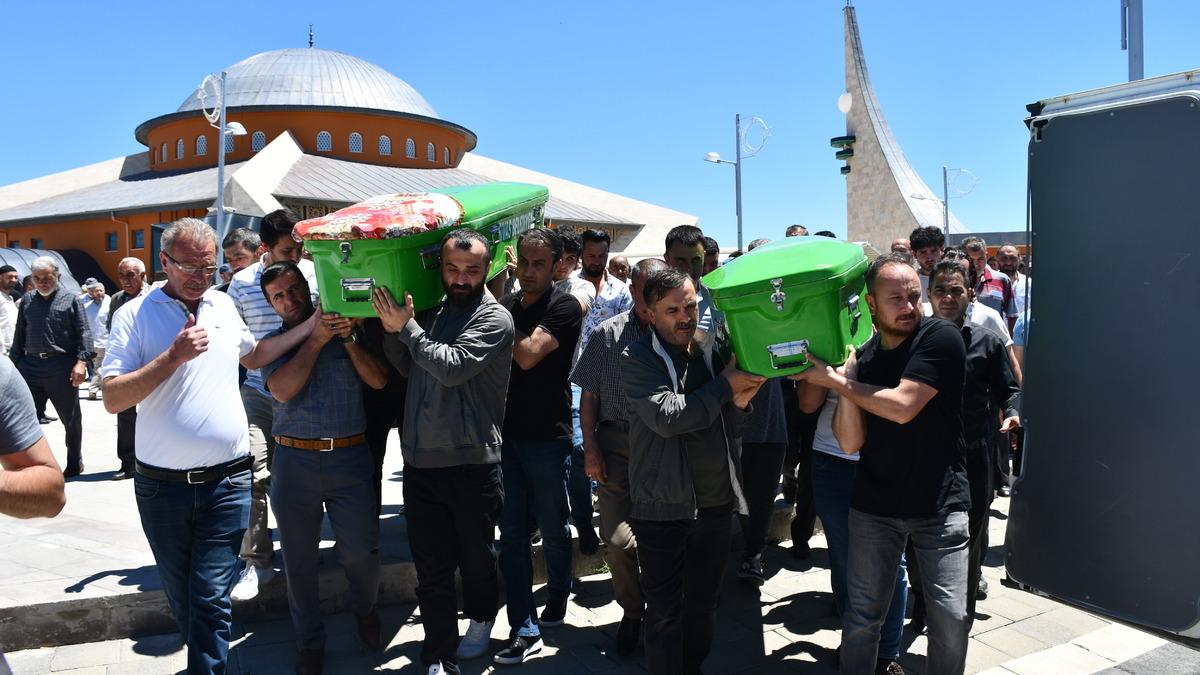 Sivas'ta trafik kazasında vefat eden Turun&ccedil; &ccedil;iftinin cenazeleri toprağa verildi