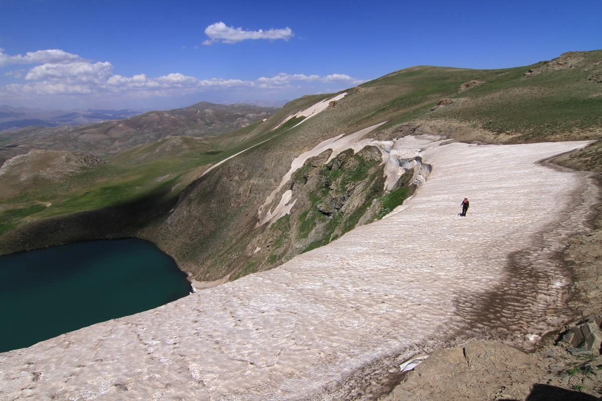 &Uuml;&ccedil; bin rakımlı &Ccedil;alyan G&ouml;l&uuml; &ccedil;evresinde doğa y&uuml;r&uuml;y&uuml;ş&uuml; yapıldı
