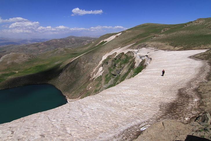 Üç bin rakımlı Çalyan Gölü çevresinde doğa yürüyüşü yapıldı G1