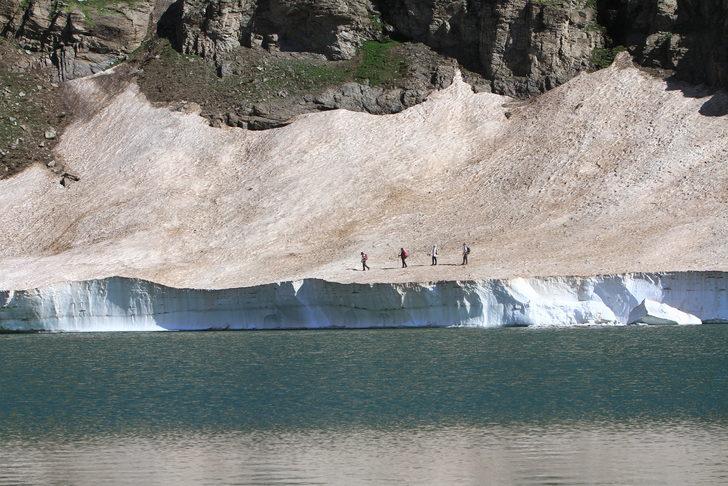 Üç bin rakımlı Çalyan Gölü çevresinde doğa yürüyüşü yapıldı G2