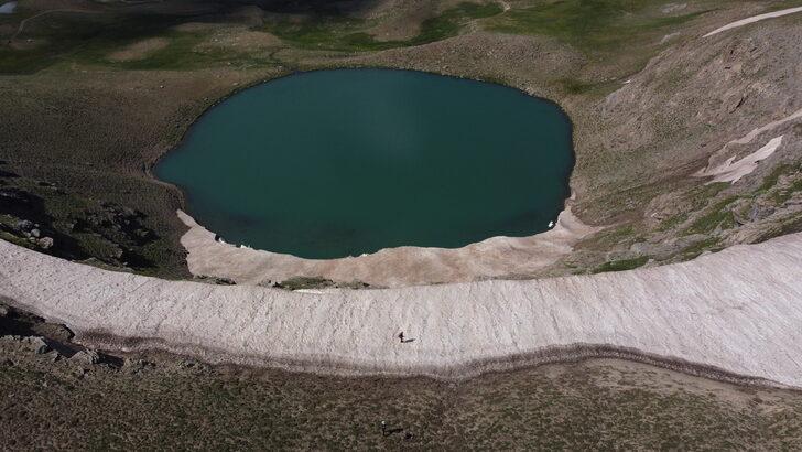Üç bin rakımlı Çalyan Gölü çevresinde doğa yürüyüşü yapıldı G3