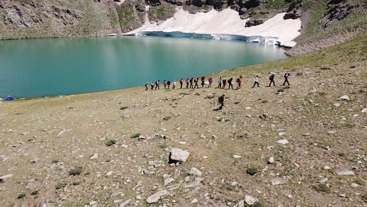 Üç bin rakımlı Çalyan Gölü çevresinde doğa yürüyüşü yapıldı G5