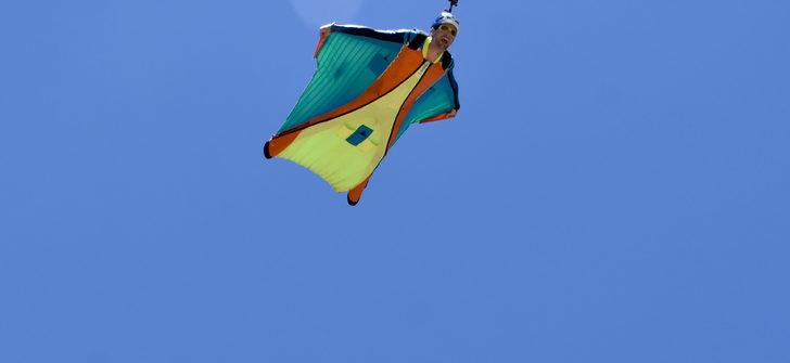 Fransız sporcu Julien Millot kayalıkların arasından yarasa atlayışı yaptı G1