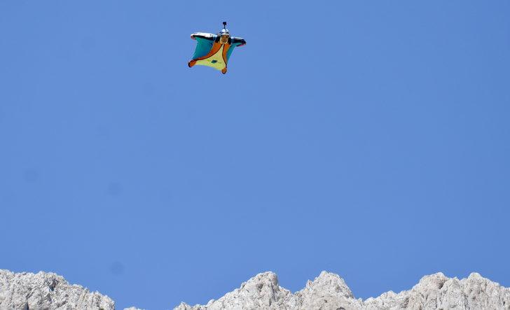 Fransız sporcu Julien Millot kayalıkların arasından yarasa atlayışı yaptı G3