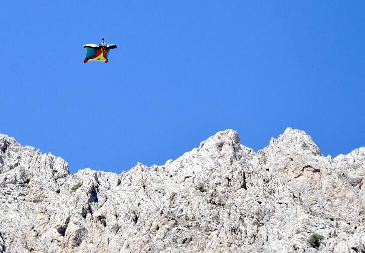 Fransız sporcu Julien Millot kayalıkların arasından yarasa atlayışı yaptı G4