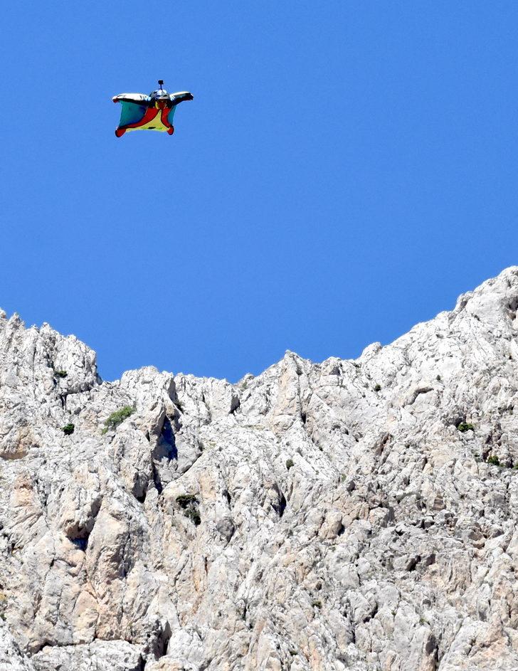 Fransız sporcu Julien Millot kayalıkların arasından yarasa atlayışı yaptı G5