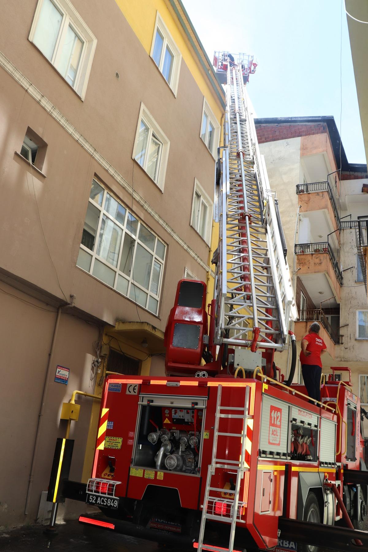 Ordu'da &ccedil;ıkan yangında 3 binanın &ccedil;atısında hasar oluştu