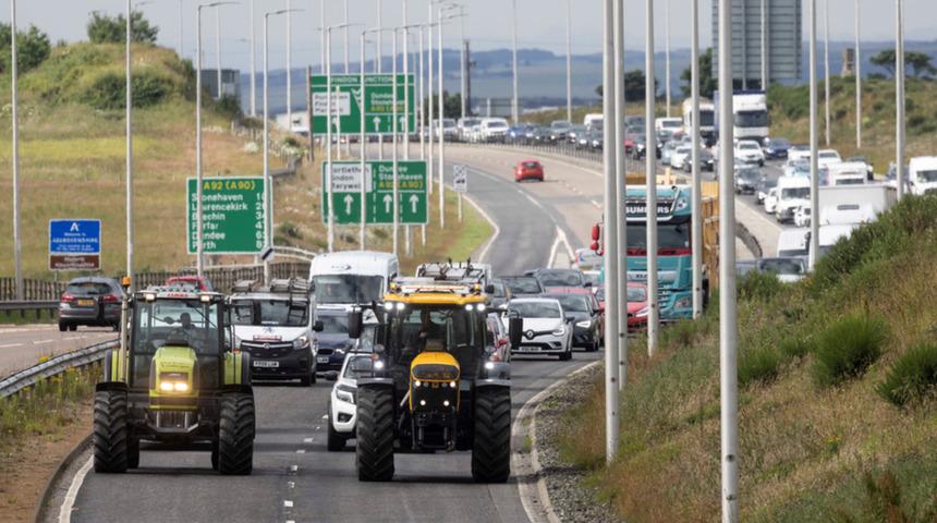 İngiltere, Galler ve İskoçya'da benzin fiyatlarındaki artışa karşı otoyollarda 'yavaş gitme' protestoları yapılıyor