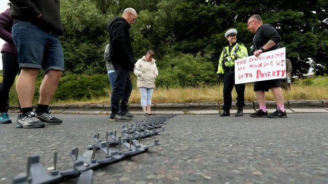 West Yorkshire bölgesinde protestocular otoyola araçların lastiklerini patlatan bir düzenek koydu.
