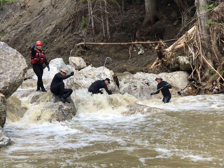 Kastamonu'da sele kapılan genci arama çalışmaları devam ediyor G5