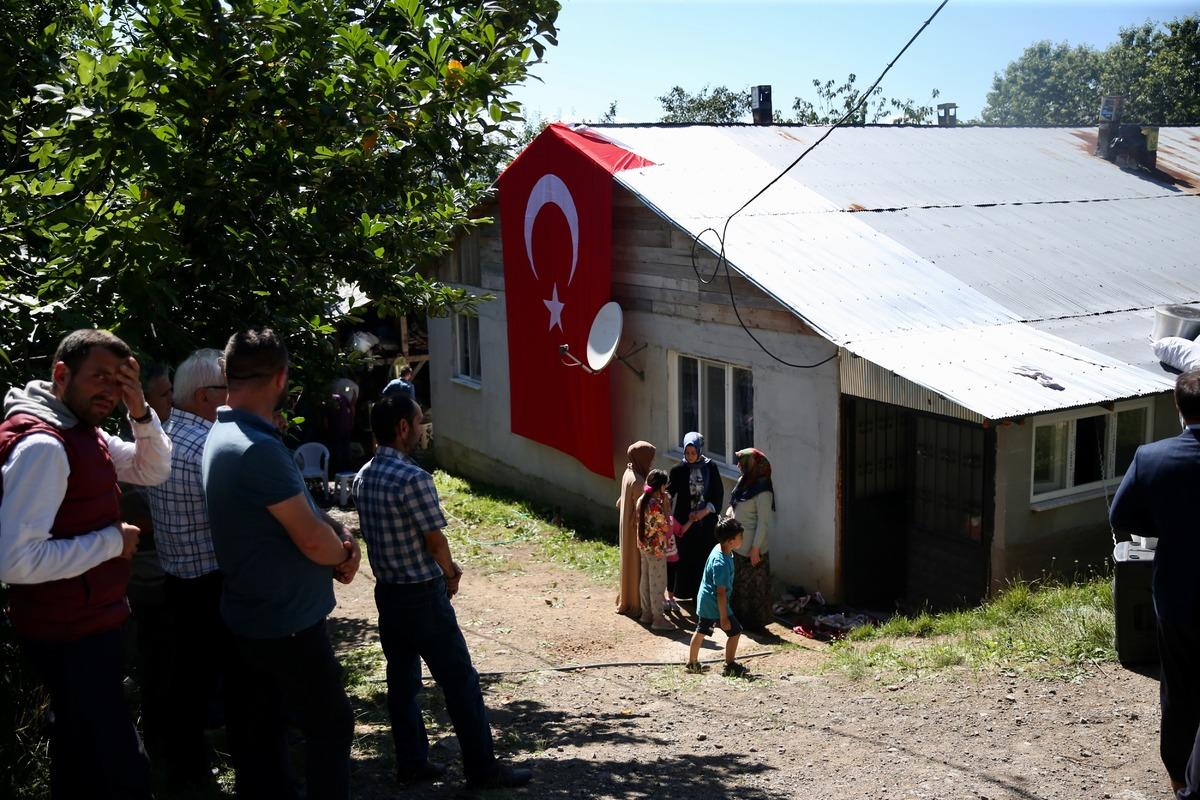 Şehit Jandarma Uzman &Ccedil;avuş Bal'ın D&uuml;zce'deki ailesine şehadet haberi verildi