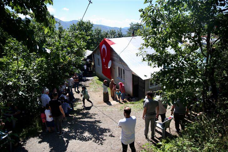 Şehit Jandarma Uzman Çavuş Bal'ın Düzce'deki ailesine şehadet haberi verildi G3