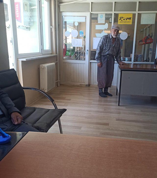 yerler-kirlenmesin-diye-camurlu-ayakkabilarini-kooperatife-girerken-cikardi_9981_dhaphoto1