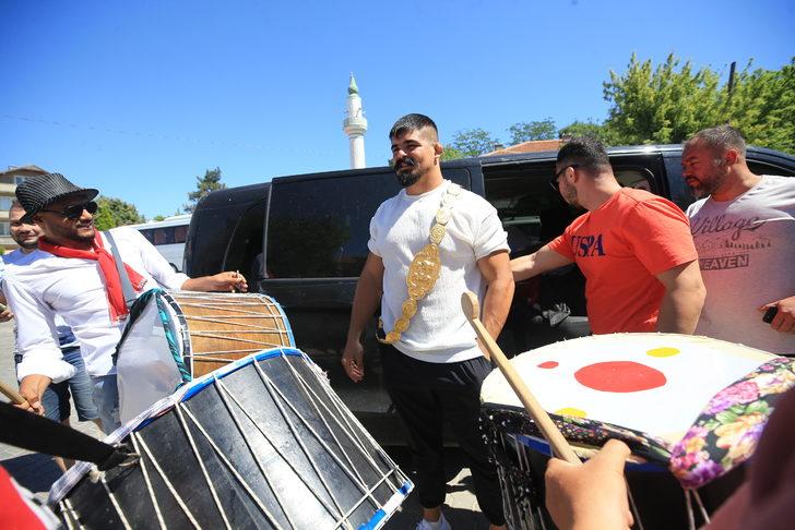 Başpehlivan Şimşek, Kırklareli'nin Büyükmandıra beldesinde davul zurnayla karşılandı G1