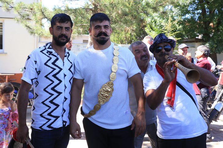 Başpehlivan Şimşek, Kırklareli'nin Büyükmandıra beldesinde davul zurnayla karşılandı G2
