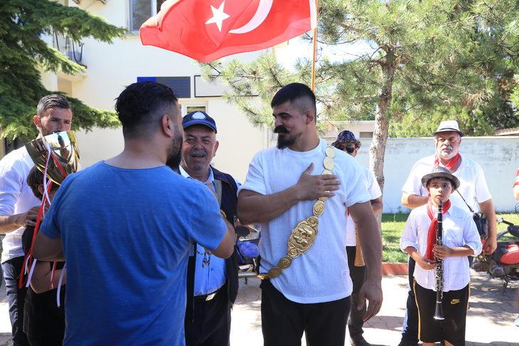 Başpehlivan Şimşek, Kırklareli'nin Büyükmandıra beldesinde davul zurnayla karşılandı G3