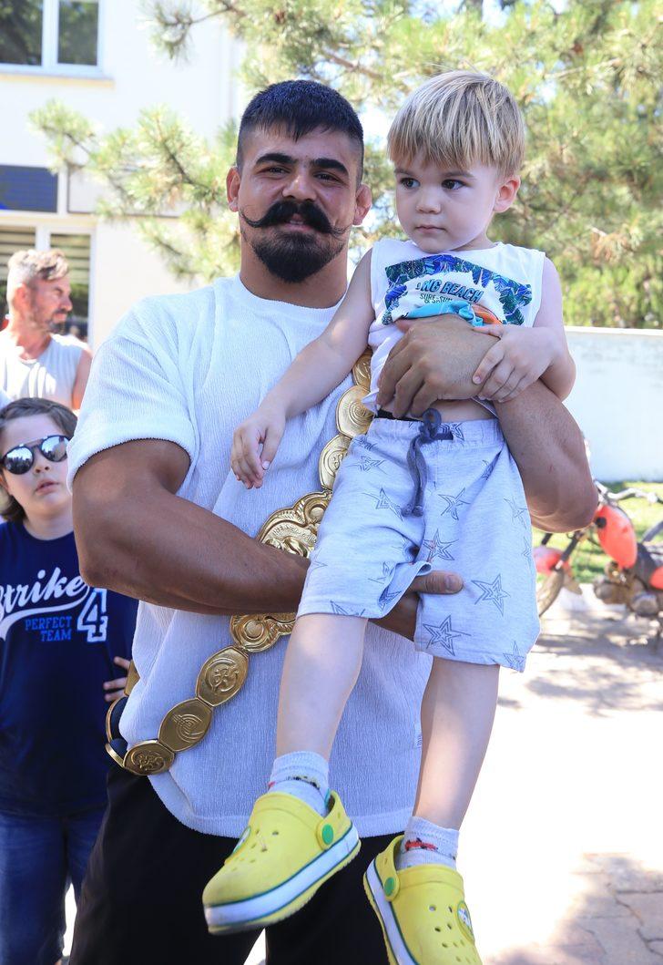 Başpehlivan Şimşek, Kırklareli'nin Büyükmandıra beldesinde davul zurnayla karşılandı G5