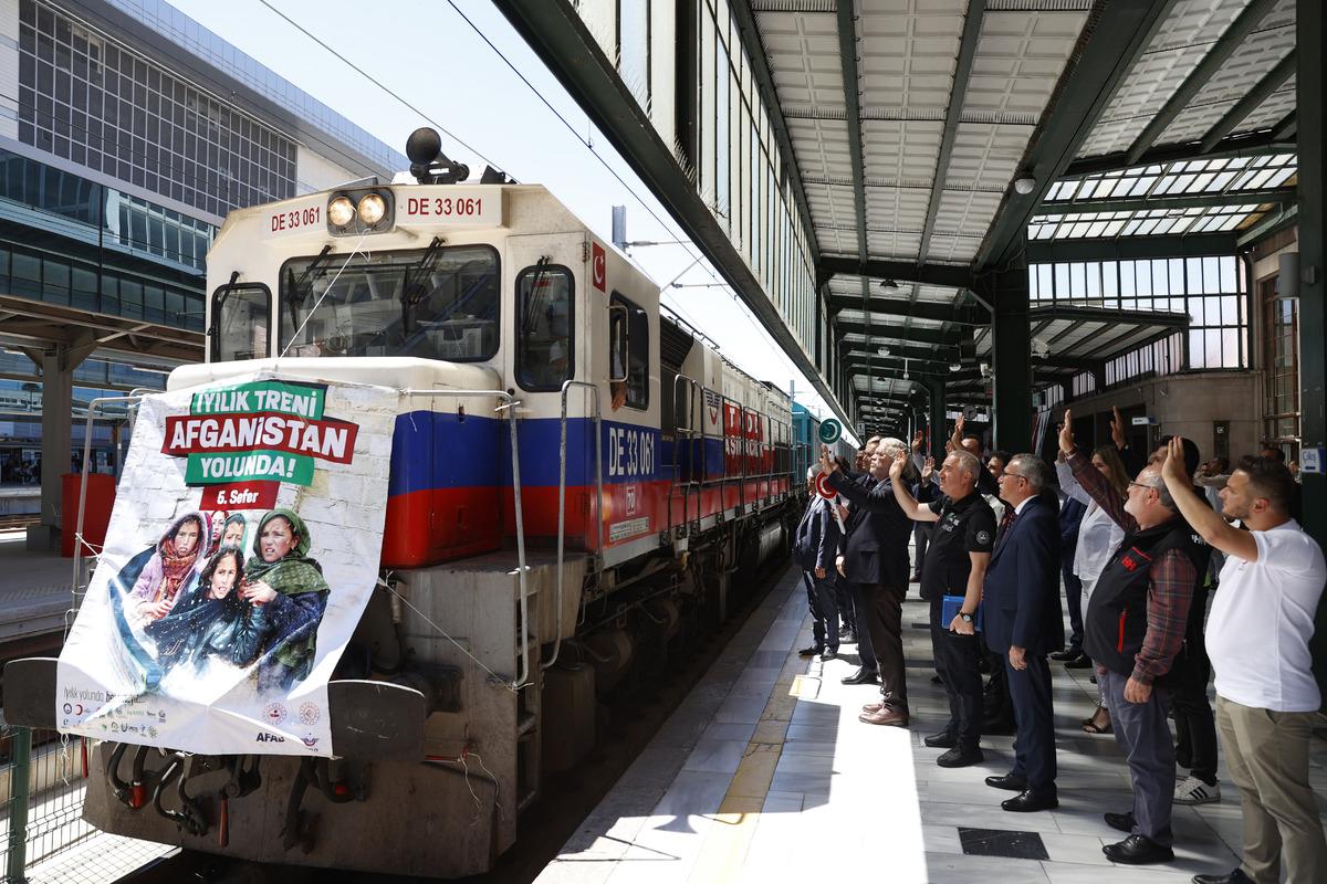Afganistan'a yardım malzemesi taşıyan "İyilik Treni"nin beşincisi t&ouml;renle uğurlandı