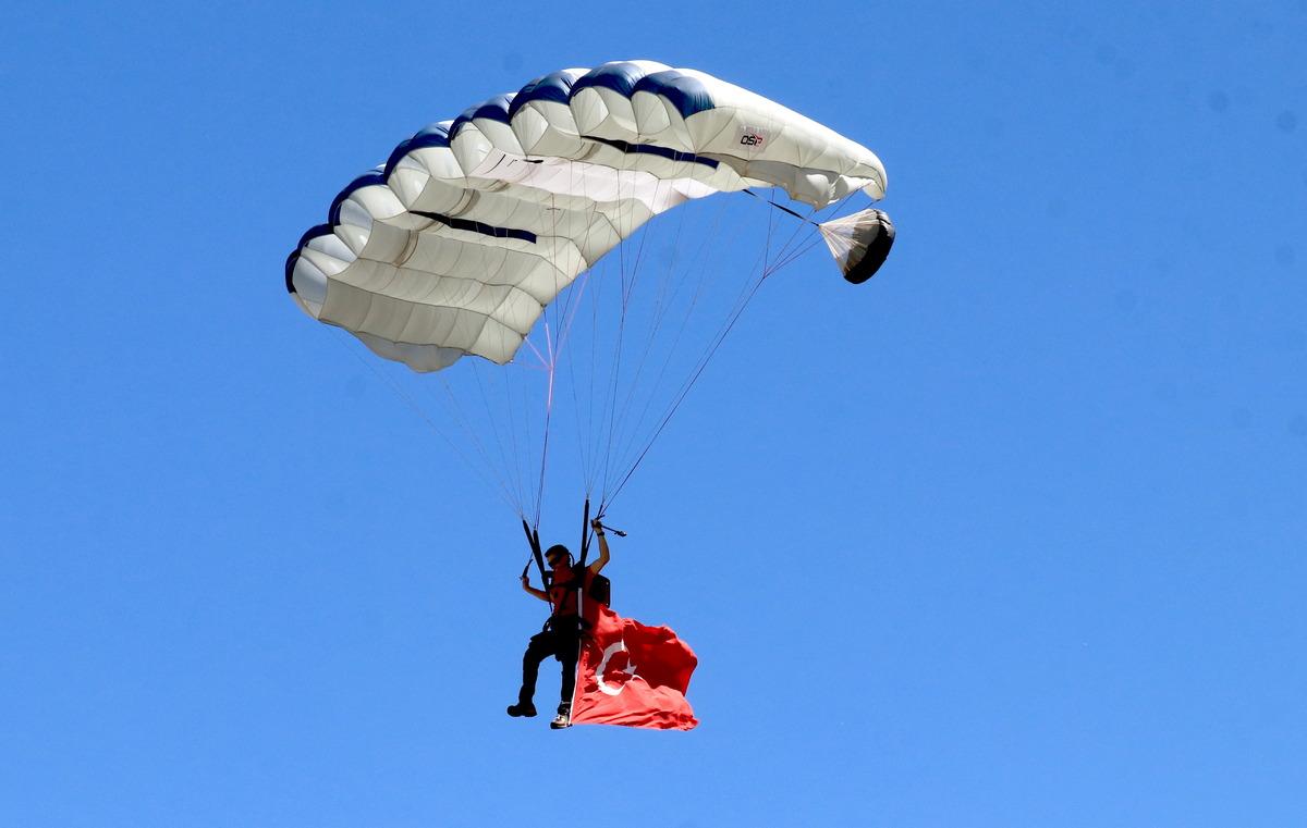 Adrenalin tutkunu Avusturalyalı sporcu T&uuml;rk bayrağıyla atlayış yaptı