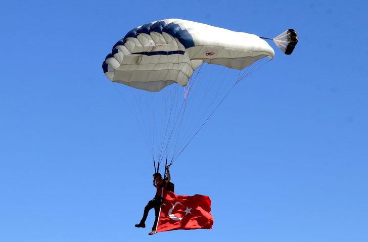 Adrenalin tutkunu Avusturalyalı sporcu Türk bayrağıyla atlayış yaptı G3