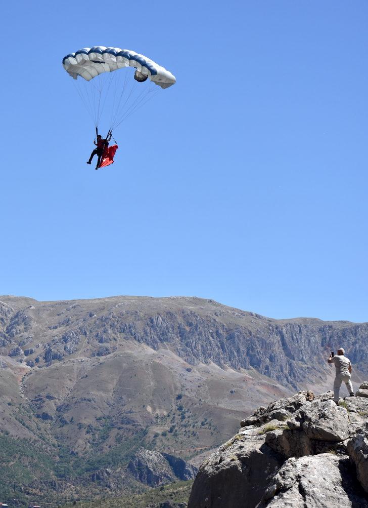 Adrenalin tutkunu Avusturalyalı sporcu Türk bayrağıyla atlayış yaptı G4