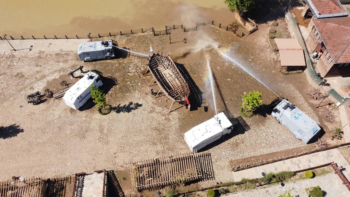 Bartın'da caddeler TOMA'nın sıktığı suyla temizlendi