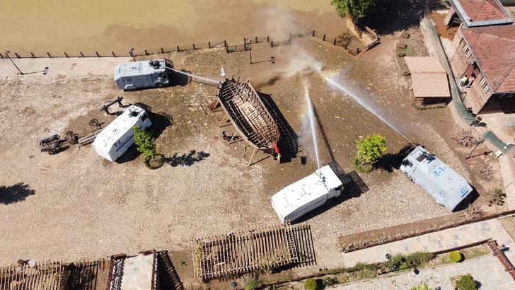 Bartın'da caddeler TOMA'nın sıktığı suyla temizlendi G1