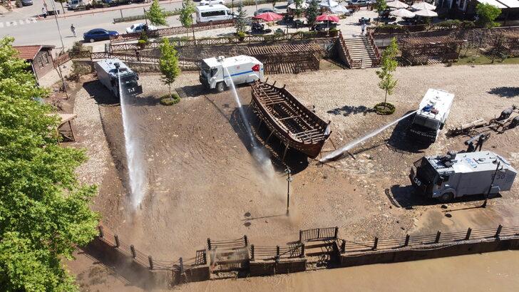 Bartın'da caddeler TOMA'nın sıktığı suyla temizlendi G2
