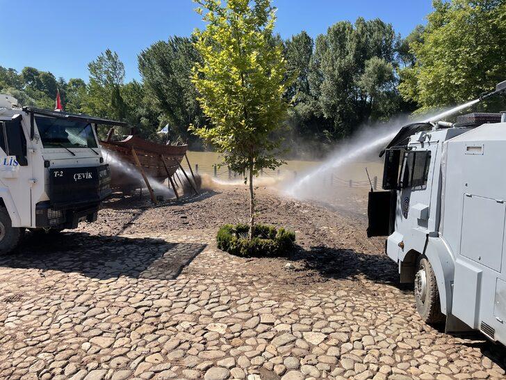 Bartın'da caddeler TOMA'nın sıktığı suyla temizlendi G4