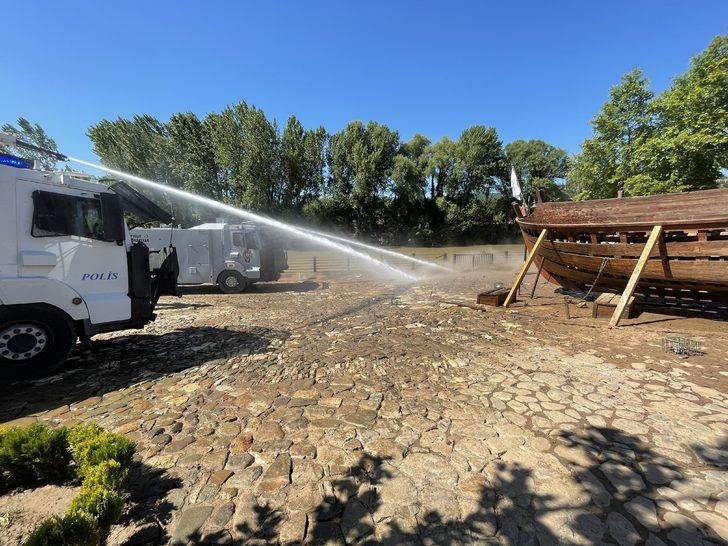 Bartın'da caddeler TOMA'nın sıktığı suyla temizlendi G5