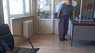 Duygulandıran hareket! Yerler kirlenmesin diye ayakkabılarını çıkarıp içeri girdi