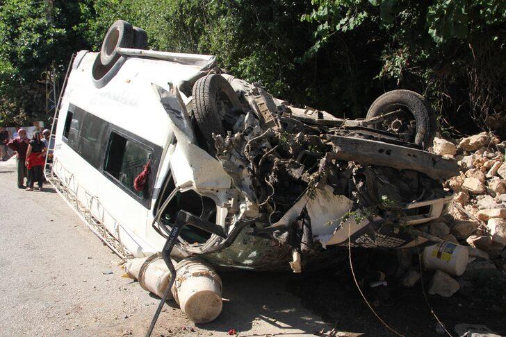 Mersin'de tarım işçilerini taşıyan minibüs devrildi, 17 kişi yaralandı G2