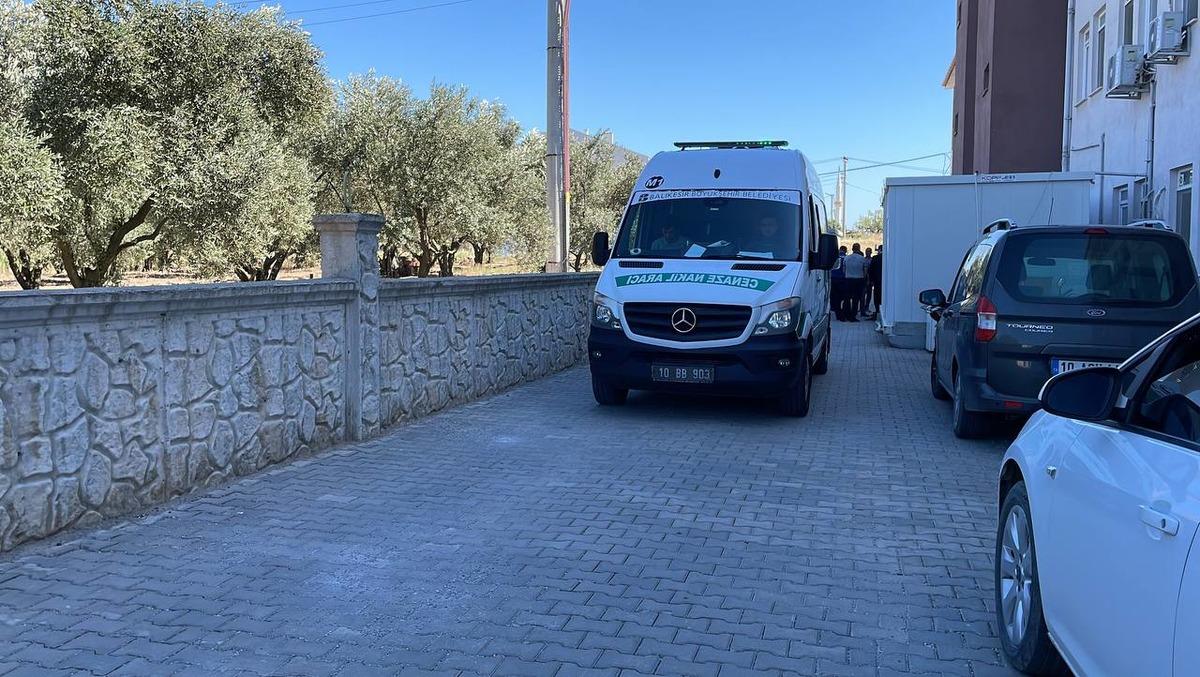 G&Uuml;NCELLEME 2 - Balıkesir'deki trafik kazasında 5 kişi &ouml;ld&uuml;, 2 kişi yaralandı