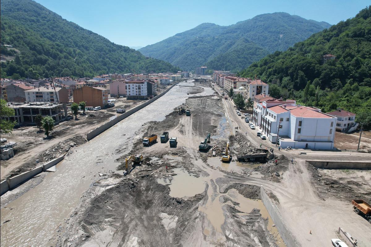 Bozkurt'ta binalarla caddeleri temizleme &ccedil;alışmaları s&uuml;r&uuml;yor