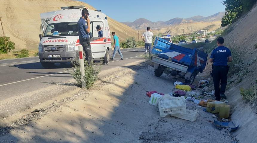 Malatya'da devrilen tarım aracındaki 3 kişi yaralandı